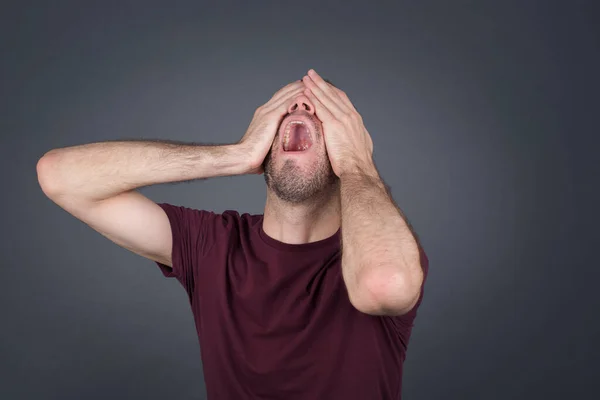 Scioccato Panico Caucasico Ragazzo Vestito Con Abiti Casual Tenendo Mani — Foto Stock