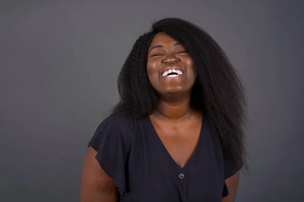 Joyeuse Femme Afro Américaine Qui Amuse Rit Bonne Blague Chante — Photo