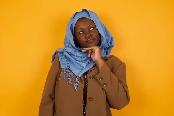 Mulher Muçulmana Afro Americana Sonhadora Com Expressão Agradável Vestindo Roupas — Fotografia de Stock