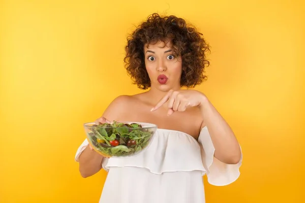 Indoor Tiro Mulher Árabe Bonita Alegre Com Salada Indica Feliz — Fotografia de Stock