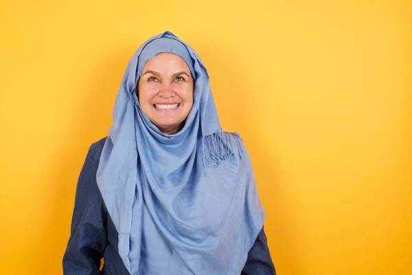 Portrait Mysterious Charming Middle Aged Muslim Woman Hijab Looking Enigmatic — Stock Photo, Image