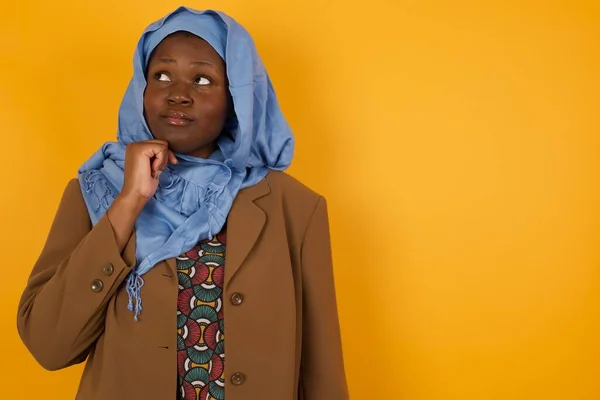 Retrato Mujer Musulmana Afroamericana Reflexiva Mantiene Mano Bajo Barbilla Mira —  Fotos de Stock