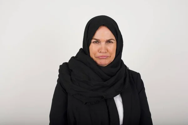 Schönes Gesicht Einer Traurigen Muslimischen Frau Schwarzen Hijab Die Verzweifelt — Stockfoto