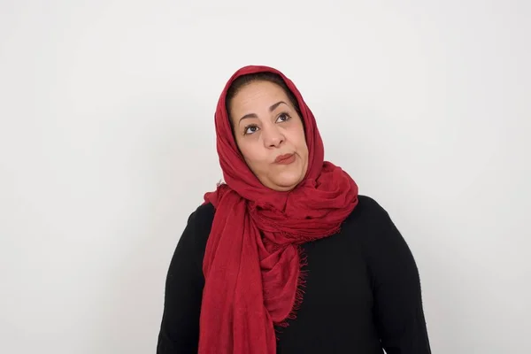 Sorunlu Şaşkın Olgun Müslüman Kadın Kaşlarını Çatar Dudaklarını Isırır Kaşlarını — Stok fotoğraf