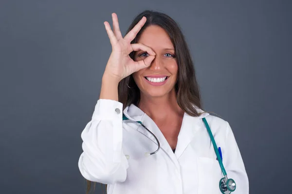 Schöne Junge Ärztin Mit Glücklichem Gesicht Lächelnd Tut Zeichen Mit — Stockfoto