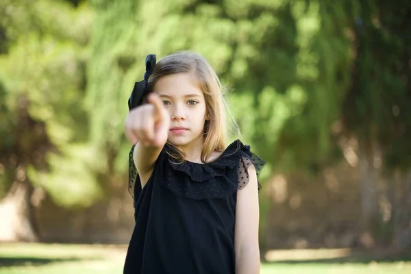 Indoor Shot Van Vrolijk Schattig Meisje Zwarte Jurk Geeft Gelukkig — Stockfoto