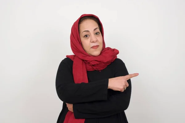Heyecanlı Olgun Müslüman Kadın Moda Reklamcılığı Bilgisi Veya Tanıtım Metniniz — Stok fotoğraf