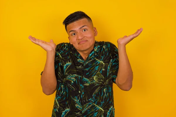 Puzzled Clueless Young Hispanic Man Arms Out Shrugging His Shoulders — Stock Photo, Image