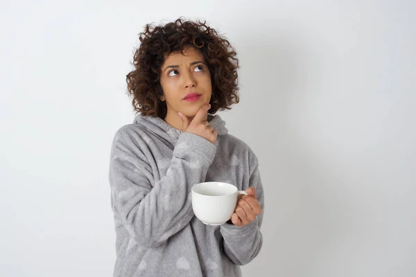 Retrato Niña Sonriente Pensativa Pijama Con Taza Mantiene Mano Bajo —  Fotos de Stock