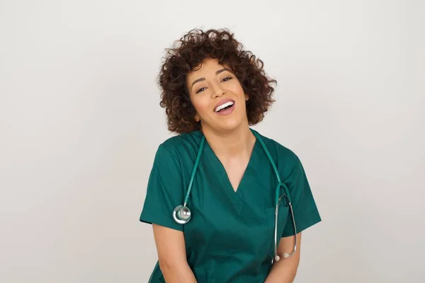 Vacker Arabiska Läkare Kvinna Bär Medicinsk Uniform Med Brett Leende — Stockfoto