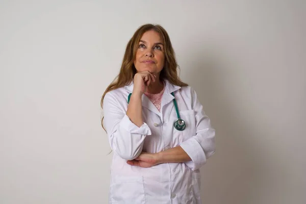 Retrato Mujer Medica Caucásica Madura Reflexiva Usando Uniforme Médico Mantiene — Foto de Stock