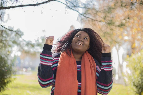 美丽的非洲裔美国女人 穿着五颜六色的毛衣 五指朝天 俯瞰着秋天的公园 — 图库照片