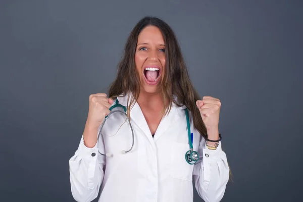 Blanke Jonge Doktersvrouw Verheugt Zich Haar Succes Overwinning Die Haar — Stockfoto