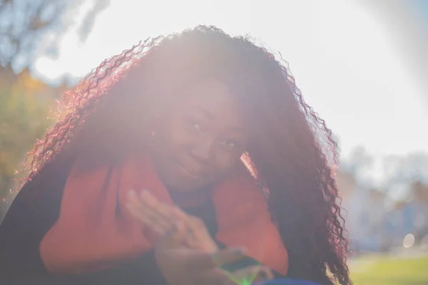 Joven Hermosa Mujer Afroamericana Con Pelo Largo Con Cuello Alto —  Fotos de Stock