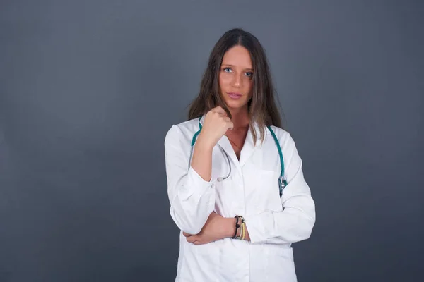 Retrato Aislado Elegante Doctora Europea Con Mano Cerca Cara Mirando —  Fotos de Stock