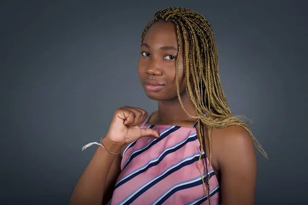 Tatmin Olmuş Kendinden Emin Genç Afrikalı Amerikalı Kadın Kendini Parmağıyla — Stok fotoğraf