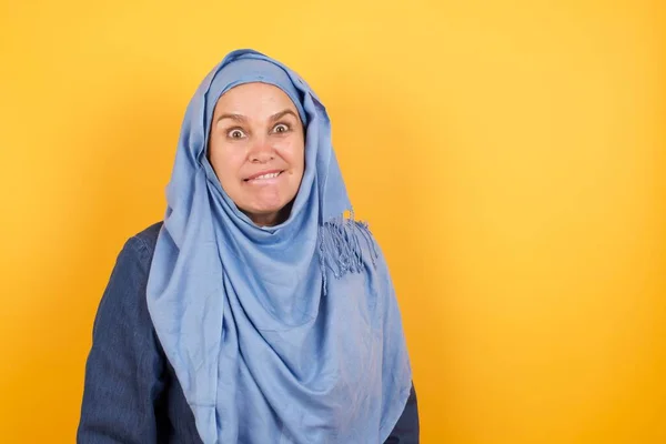 Piękna Muzułmanka Średnim Wieku Hidżabie Nerwowa Przestraszona Gryząca Warga Niecierpliwym — Zdjęcie stockowe