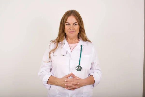 Reife Kaukasische Ärztin Medizinischer Uniform Hält Hände Mit Selbstbewusstem Gesicht — Stockfoto