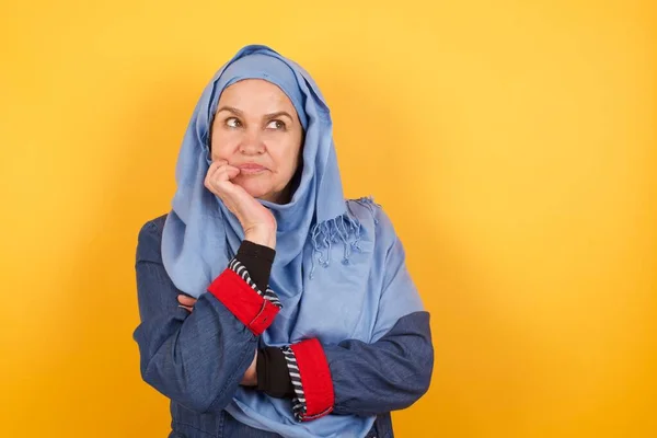 Πορτρέτο Της Στοχαστικής Μεσήλικας Μουσουλμάνα Γυναίκα Μαντίλα Κρατά Χέρι Κάτω — Φωτογραφία Αρχείου