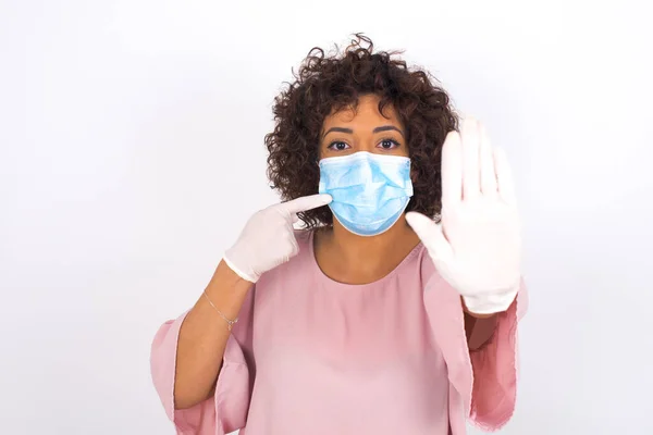 Vrouw Dragen Gezichtsmasker Casual Kleding Met Stop Gebaar Geïsoleerd Witte — Stockfoto