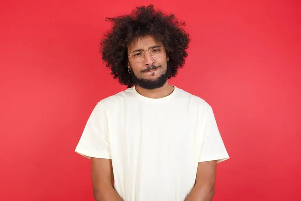 Jovem Com Cabelo Afro Contra Parede Vermelha — Fotografia de Stock