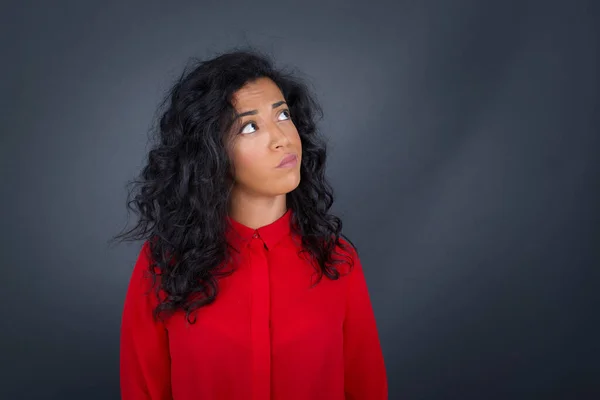 Mujer Morena Desconcertante Problemático Con Pelo Rizado Con Camisa Roja — Foto de Stock