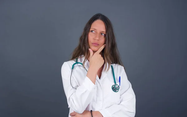 Odizolowany Portret Stylowej Młodej Europejskiej Lekarki Ręką Pod Podbródkiem Patrzącej — Zdjęcie stockowe
