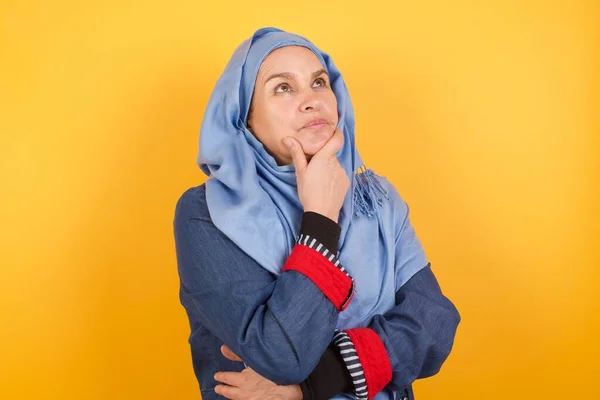 Portrait Thoughtful Middle Aged Muslim Woman Hijab Keeps Hand Chin — Stock Photo, Image