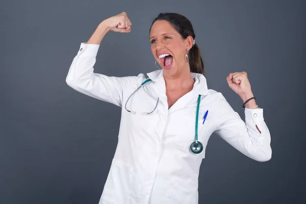 Evet Ben Kazandım Mutlu Heyecanlı Doktor Kadının Portresi Gri Arka — Stok fotoğraf
