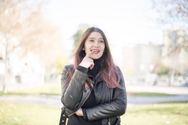 Genç ve güzel bir kadın parka bakıyor.