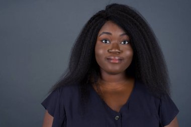  Stüdyoda poz veren Afrikalı Amerikalı kadın. 