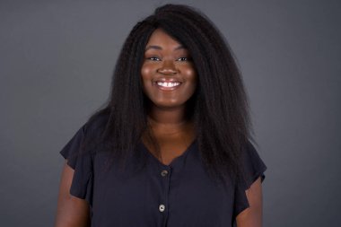 Stüdyoda poz veren güzel Afrikalı Amerikalı kadın. 