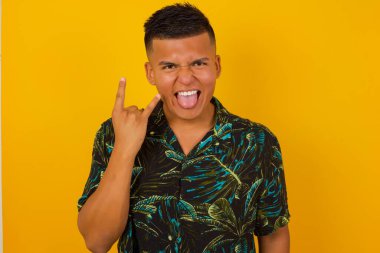 Çılgın bir İspanyol 'un portresi boynuzlarını gösteriyor, orkestranın konserinde olmanın heyecanını anlatıyor..