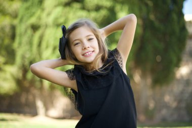 Güven ve cinsel ilişki konsepti. Çekici bir genç kızın portresi, el ele tutuşurken kendinden emin bir ifadeyle gülümsüyor..