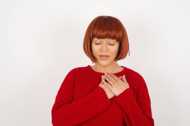 Sadık bir kadın gözlerini kapatır ve ellerini kalbine yakın tutar. Şefkatini ya da iyiliğini gösterir. Samimi duygularını ifade eder, iyi kalpli ve dürüst olur. Vücut dili ve gerçek duygular kavramı