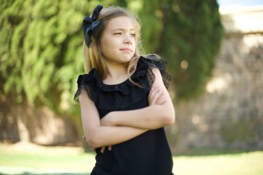 Dışarıda kolları bağlı duran üzgün genç bir kız görüntüsü. Kötü haberleri dinledikten sonra hayal kırıklığına uğramış bir ifadeyle bakıyorum. Kendine güvenen kız..