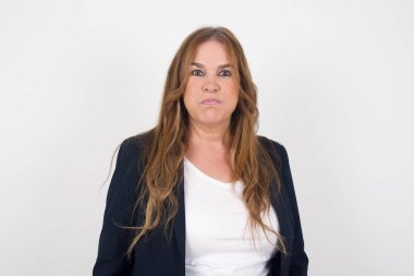 Güzel orta yaşlı bir kadın komik yüzüyle yanak şişiriyor. Havayla şişmiş ağız, çılgın bir ifade..