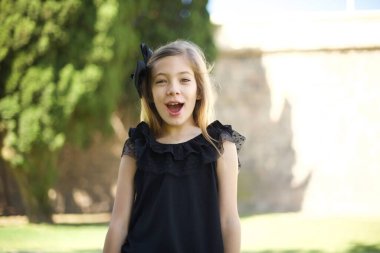 Çekici genç bir kız ağzı açık, ağzı açık, ağzı açık bir şekilde şaşkın bir şekilde arkadaşının hikayesini dinlerken 