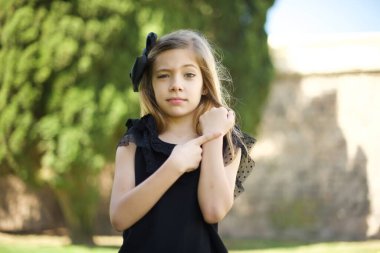 Güzel, genç, beyaz bir kız. Saati izlemek için acele ediyor. Sabırsız, üzgün ve son teslim tarihi geciktiği için kızgın.