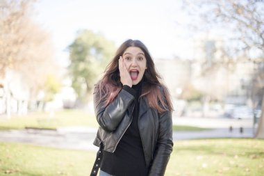 Genç ve güzel bir kadın parkta şaşırdı.