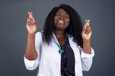 Kazanmak zorundayım. Neşeli genç Afrikalı Amerikalı kadın doktor dişlerini sıkar, parmaklarını çapraz yapar, arzulanan bir dilekte bulunur, günlük kıyafetler giyer, iyi haberleri bekler, gri duvarın üzerinde durur.