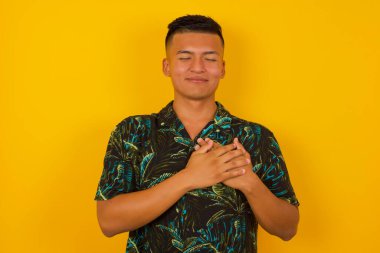 Sadık bir adam gözlerini kapatır ve ellerini kalbine yakın tutar. Nezaketini ya da iyiliğini gösterir. Samimi duygularını ifade eder..