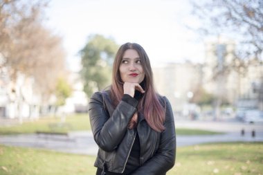 Parkta düşünen genç ve güzel bir kadın