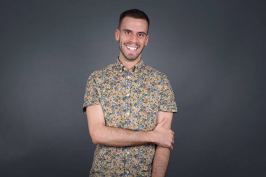 Sevecen, iyi huylu beyaz bir adam. Sevgisini ve sempatisini göstermek için kendini tutarak büyüleyici bir gülümseme ve dostça bir ifade takınıyor. Kalbim senin için.!