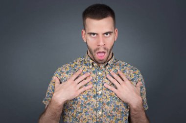 Şok olmuş genç ve güzel bir adam ellerini göğsünde tutuyor, ağzı sonuna kadar açık, kameraya bakıyor ve faturaları ödemeyi unuttuğunu fark ediyor, dışarıda büyük bir ceza alıyor. Kız diyor ki: kim, ben?