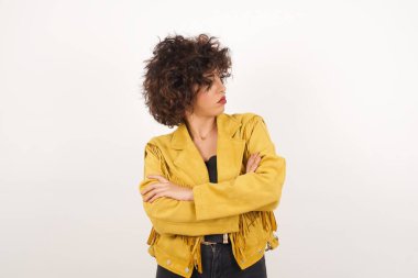 İçeride kolları bağlı duran üzgün genç bir bayan görüntüsü. Kötü haberleri dinledikten sonra hayal kırıklığına uğramış bir ifadeyle bakıyorum. Kendine güvenen kız..