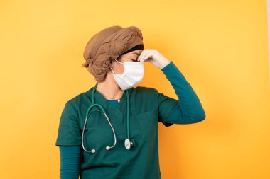 Çok üzgün, çekici, yakışıklı, yeşil üniformalı, gözlerinin arasına dokunan, ağlamak isteyen, stresli bir ilişkisi olan, sevgilisiyle anlaşmazlık yaşayan, işiyle ilgili sorunları olan...