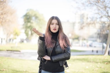 Parkta kafası karışmış genç bir kadın.