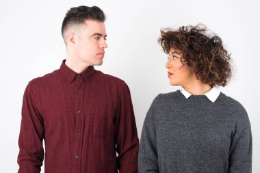  Sağlıklı, saf tenli bir çiftin dış dünyada fotokopi odasıyla izole edilmeye hazır bir yüz ifadesi vardır..