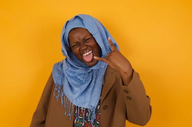 Çılgın Afrikalı Amerikalı Müslüman bir kadının portresi boynuzlarını gösteriyor, orkestranın konserinde olmanın heyecanını dile getiriyor..